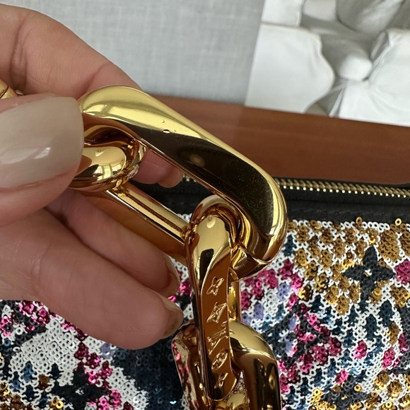 Louis Vuitton - Picture 7 of 10